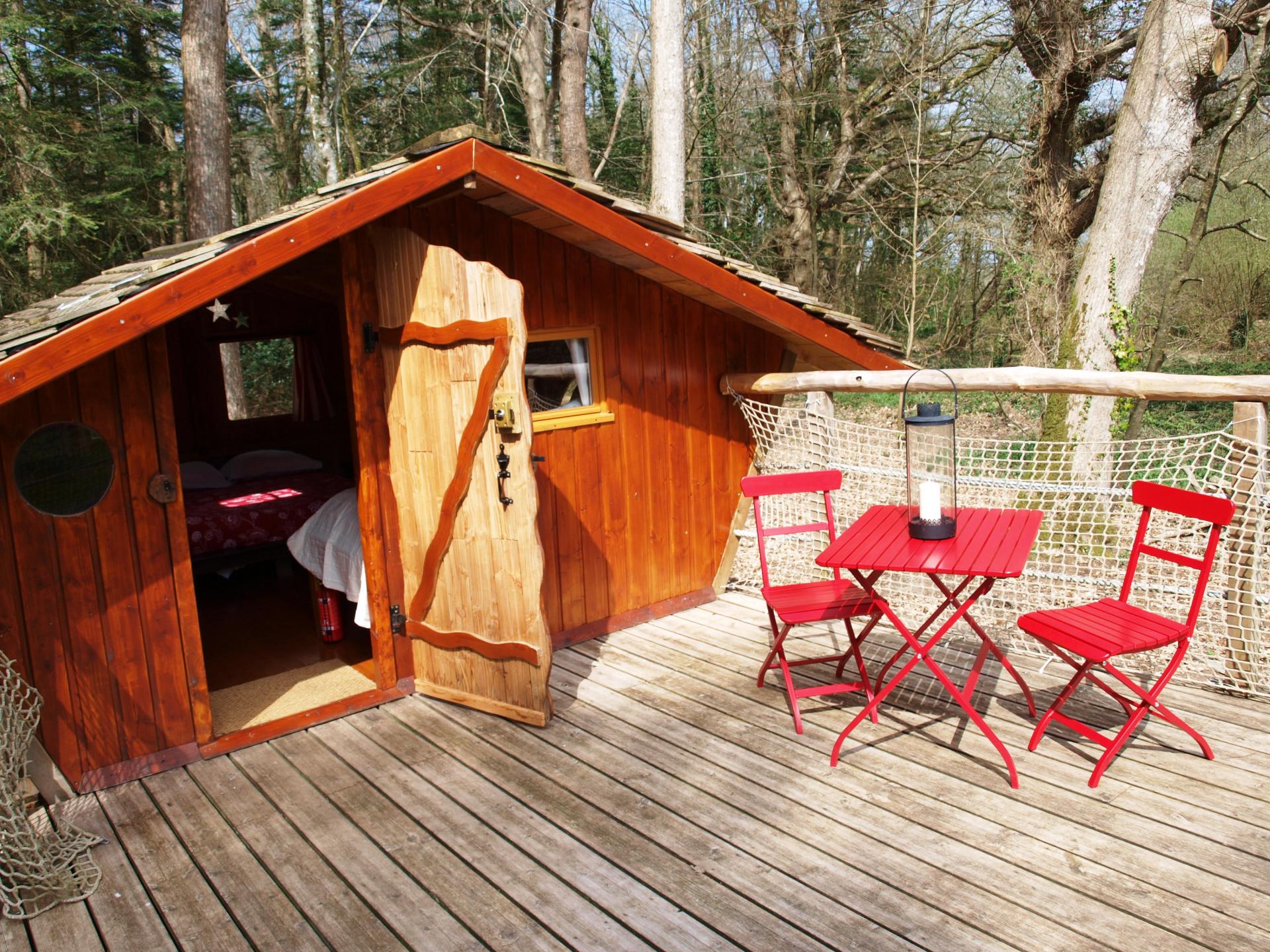 La cabane STELLA dans les bois