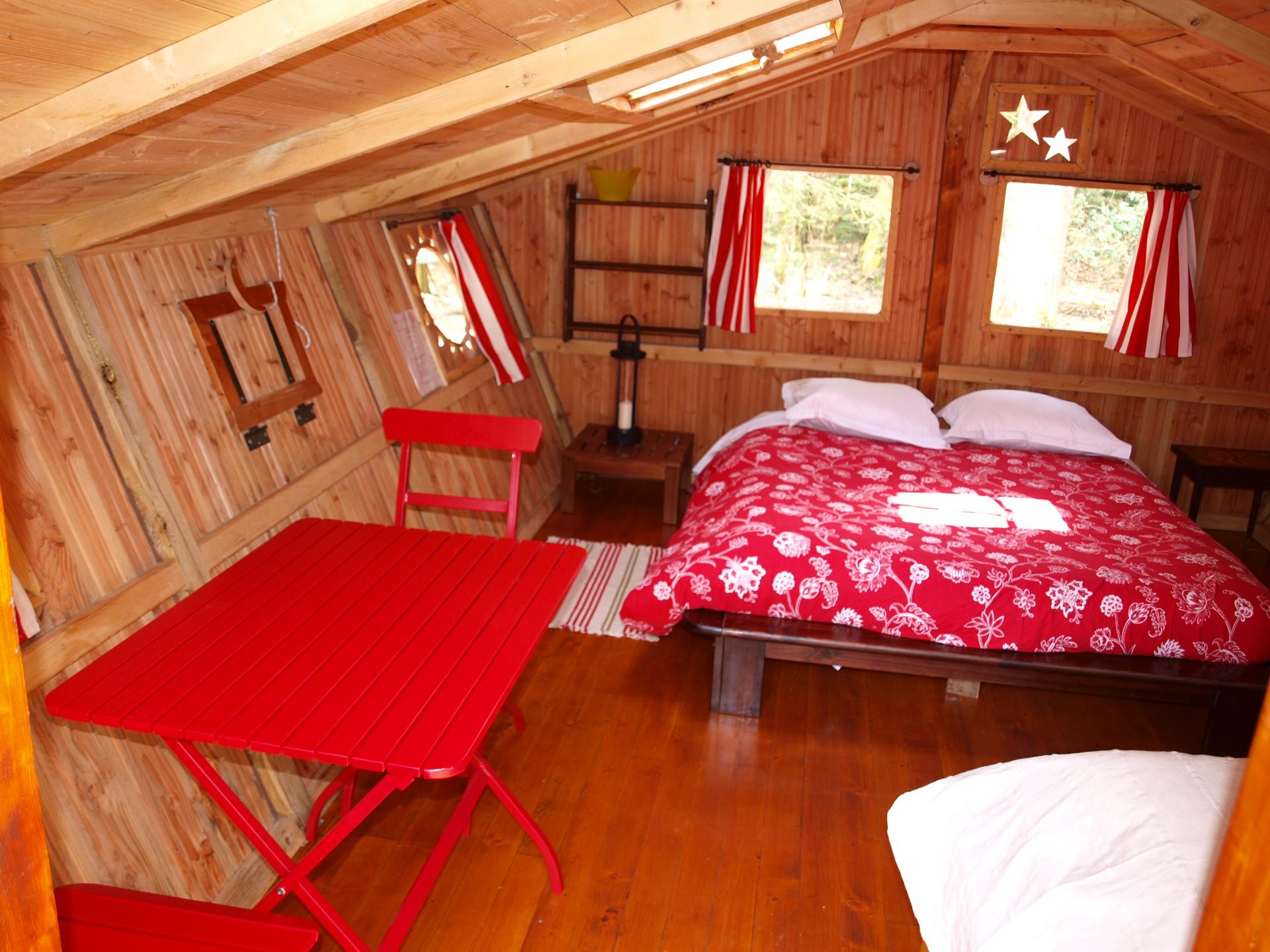 La cabane STELLA dans les bois