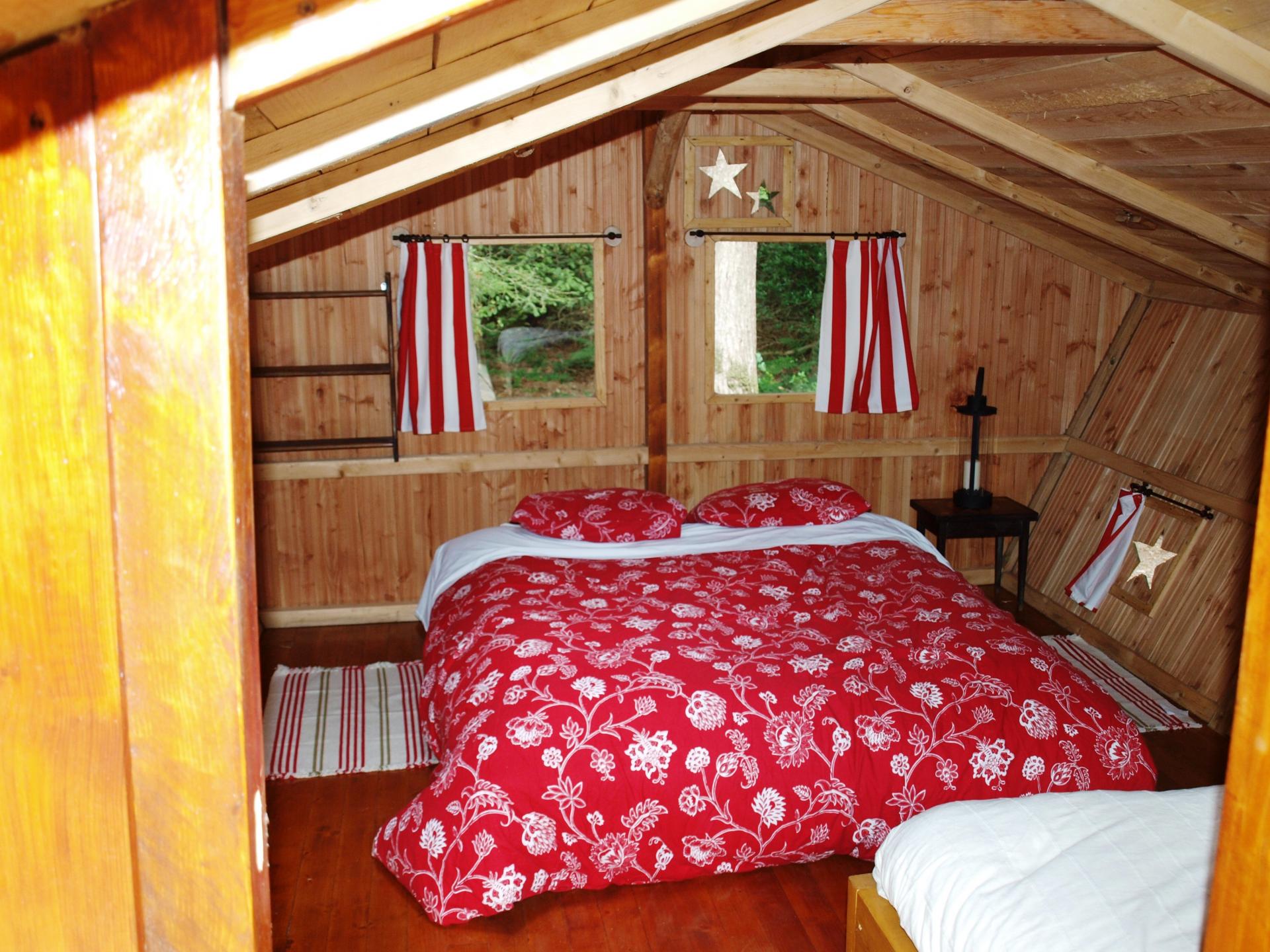 La cabane STELLA dans les bois